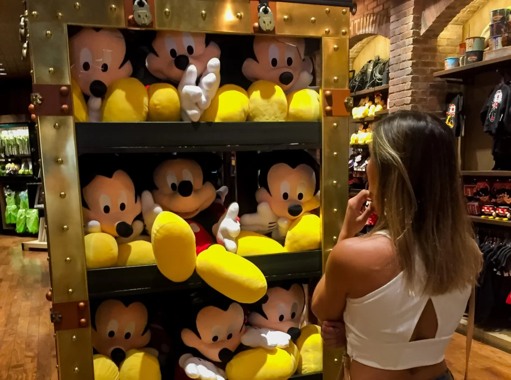 Fernanda Batista (Orlando Diferente) em loja da Disney onde vende várias pelúcias do Mickey 