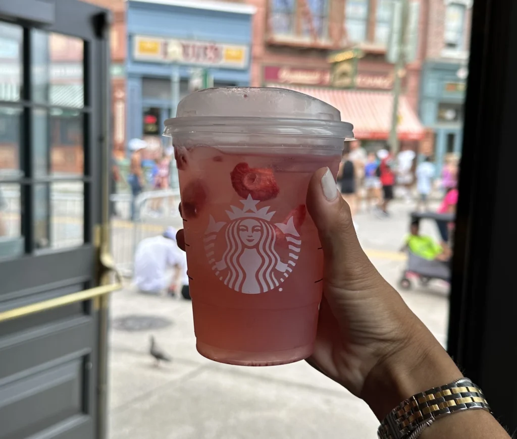 Fernanda Batista (Orlando Diferente) segurando copo de Starbucks no Magic Kingdom - Disney