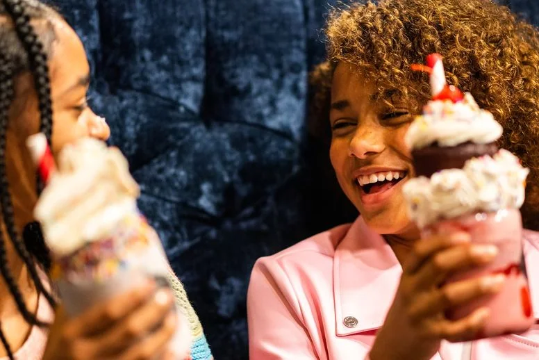 Crianças tomando milkshake no Natal da Universal Orlando