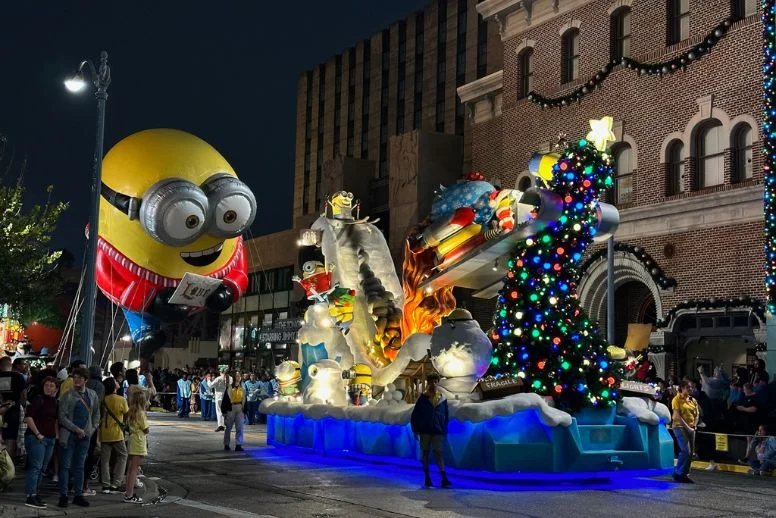 Desfile de Natal na Universal Orlando com balões de Minions