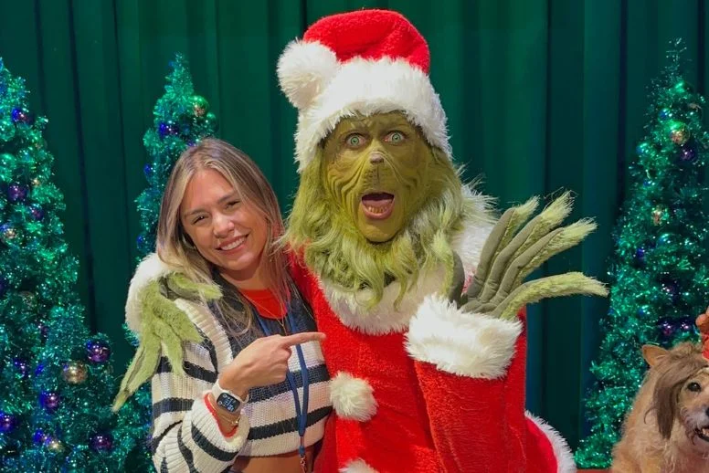 Fernanda Batista (Orlando Diferente) e Grinch no Natal da Universal Orlando