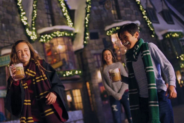 Pessoas tomando cerveja amanteigada do Harry Potter no Natal da Universal Orlando 