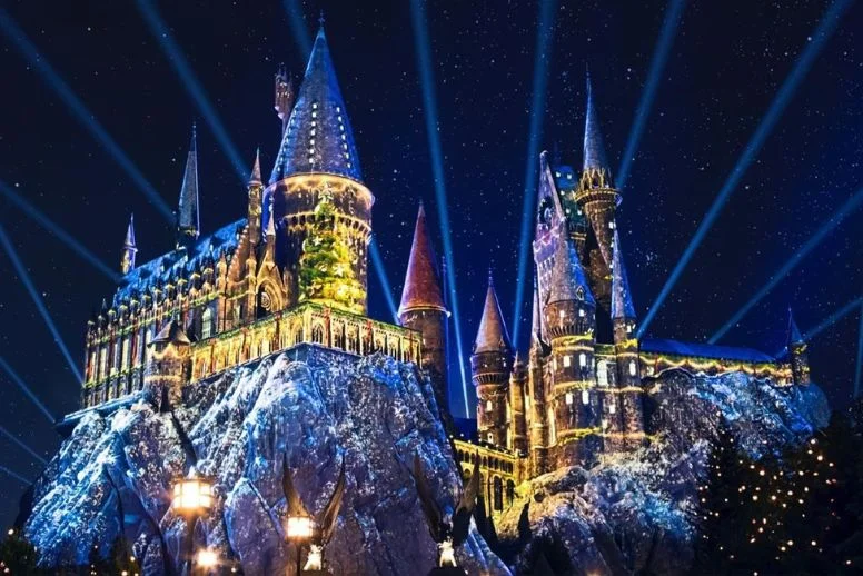 Castelo de Hogwarts decorado para o Natal da Universal Orlando