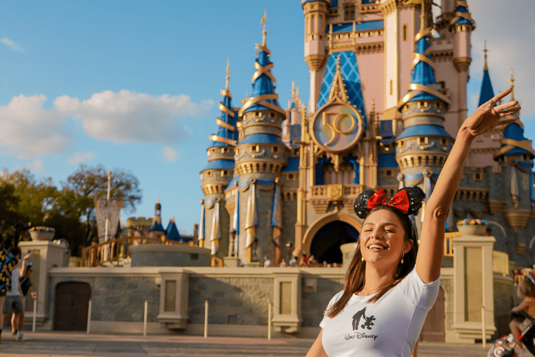 Fê Batista (Orlando Diferente) em frente ao castelo da Disney no Magic Kingdom