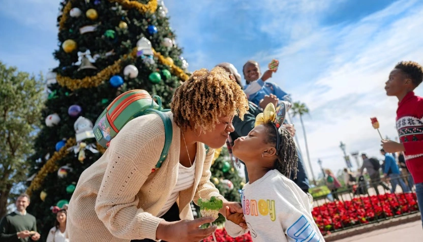 Mãe e filha, em frente à uma árvore de Natal, no evento EPCOT International Festival of the Holidays