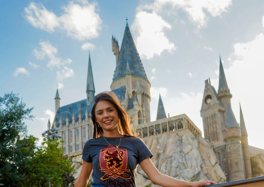 Fernanda Batista (Orlando Diferente) em frente ao castelo de Hogwarts no Island of Adventure da Universal Studios Orlando