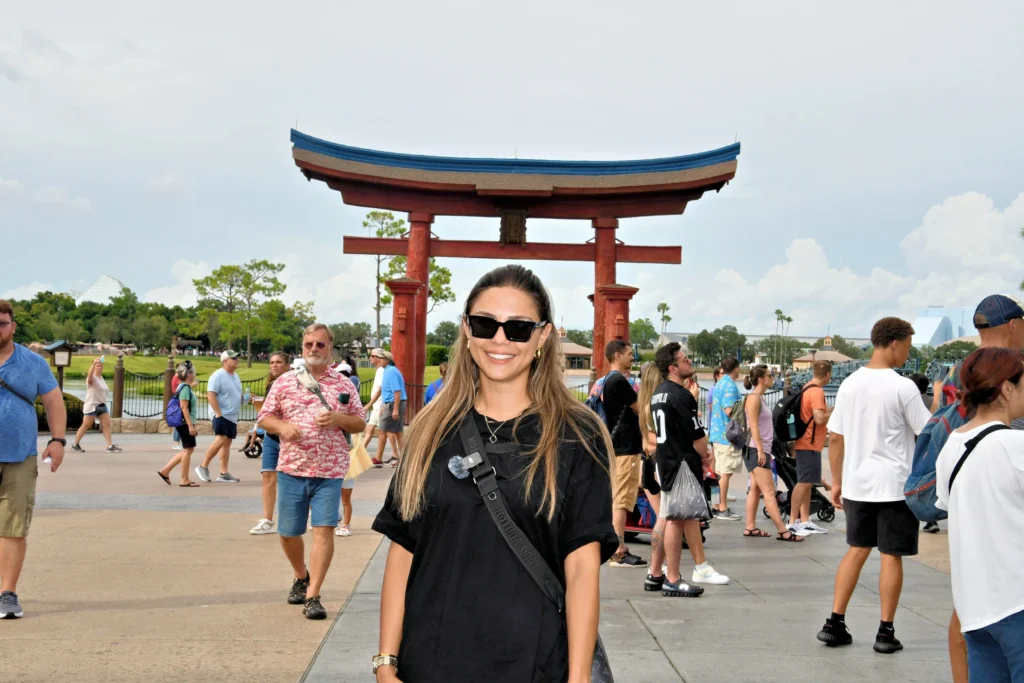 Fernanda Batista, Orlando Diferente, em frente a um pavilhão do EPCOT