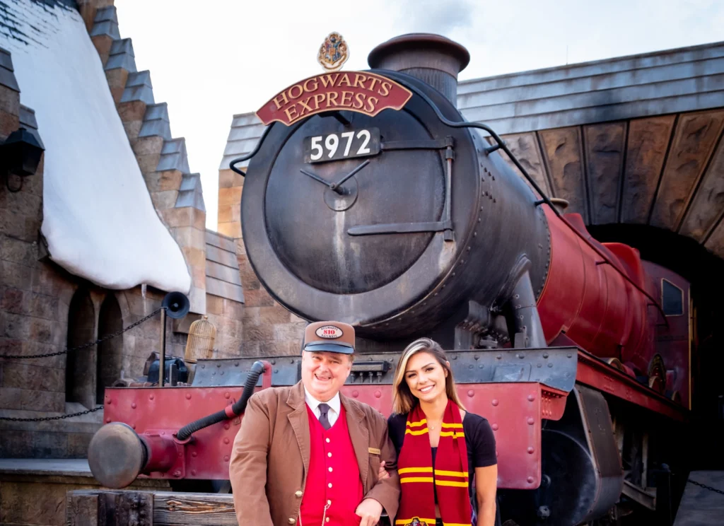 Fernanda Batista (Orlando Diferente) ao lado de maquinista da atração Hogwarts Express da Universal Orlando Resort