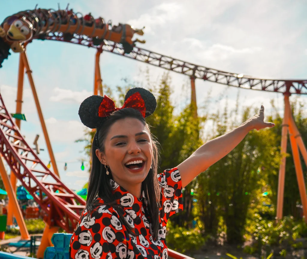 Fernanda Batista (Orlando Diferente) em frente à montanha-russa Slinky Dog Dash na Disney Hollywood Studios com tiara de orelhas da Minnie