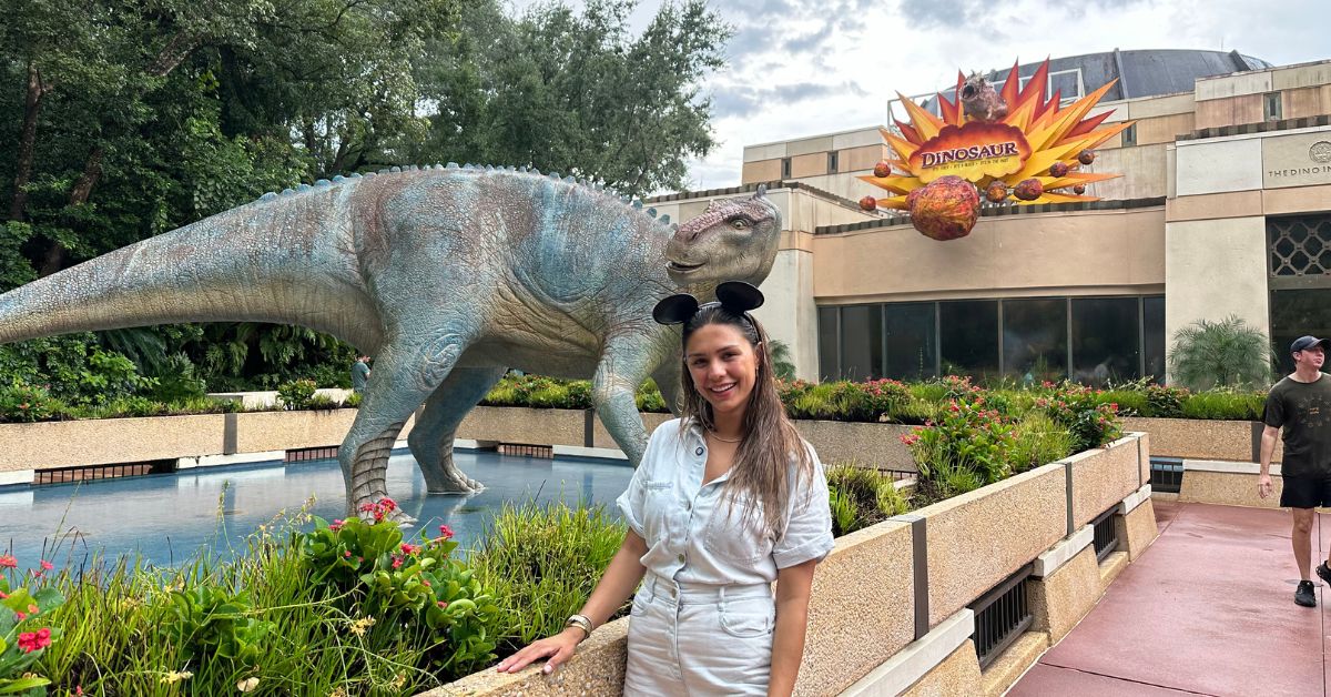 Fernanda Batista (Orlando Diferente) em frente à atração Dinosaur do Animal Kingdom