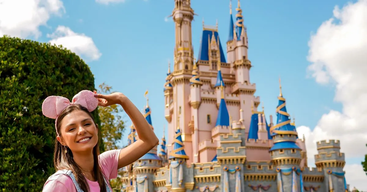 Fernanda Batista (Orlando Diferente) em frente ao castelo da Disney no Magic Kingdom