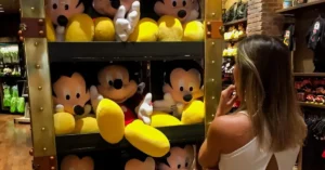 Fernanda Batista (Orlando Diferente) em loja com pelúcias do Mickey na Disney