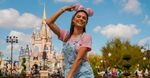 Fernanda Batista (Orlando Diferente) em frente ao castelo da Cinderela, na Disney, localizado no Magic Kingdom