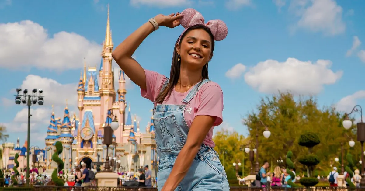 Fernanda Batista (Orlando Diferente) em frente ao castelo da Cinderela, na Disney, localizado no Magic Kingdom