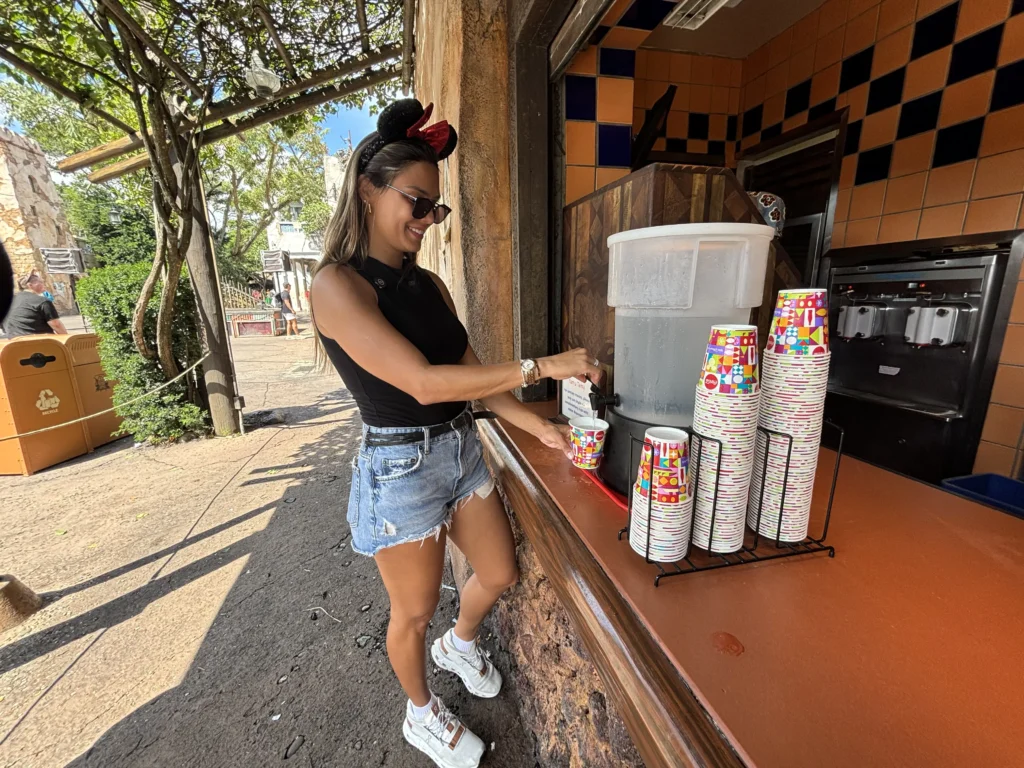 Fernanda Batista (Orlando Diferente) mostrando onde e como pegar água de graça nos parques da Disney