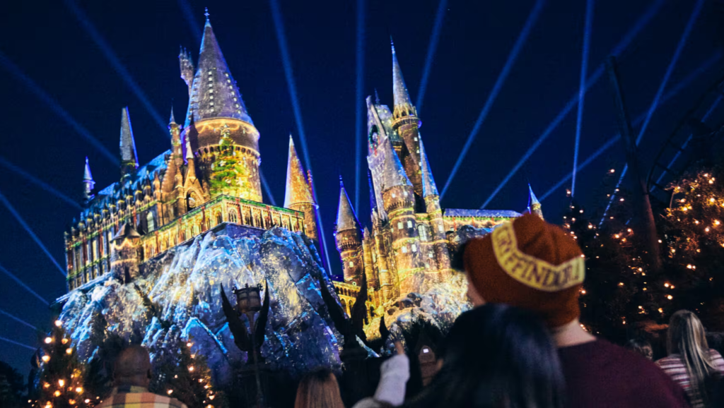 Casal observando o castelo de Hogwarts no Natal do Universal Studios