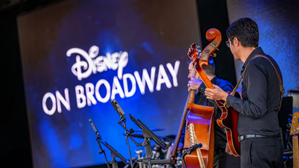 Músicos tocando no Disney on Broadway no evento EPCOT International Festival of the Arts 