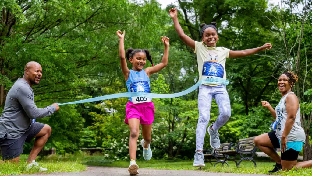 Família participa de corrida virtual do evento runDisney