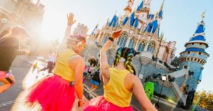 Duas mulheres correndo no evento runDisney, no Magic Kingdom, em frente ao castelo da Cinderela