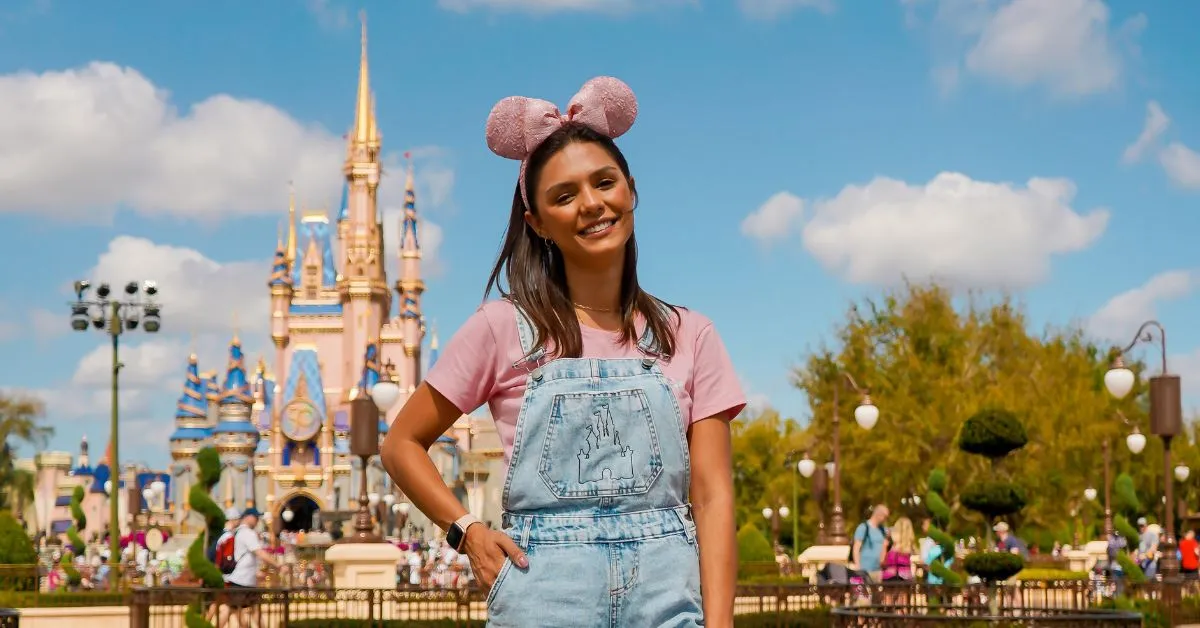 Fê Batista (Orlando Diferente) em frente ao castelo da Disney no Magic Kingdom