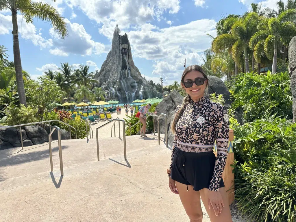 Fê Batista (Orlando Diferente) no parque aquário Volcano Bay - Universal