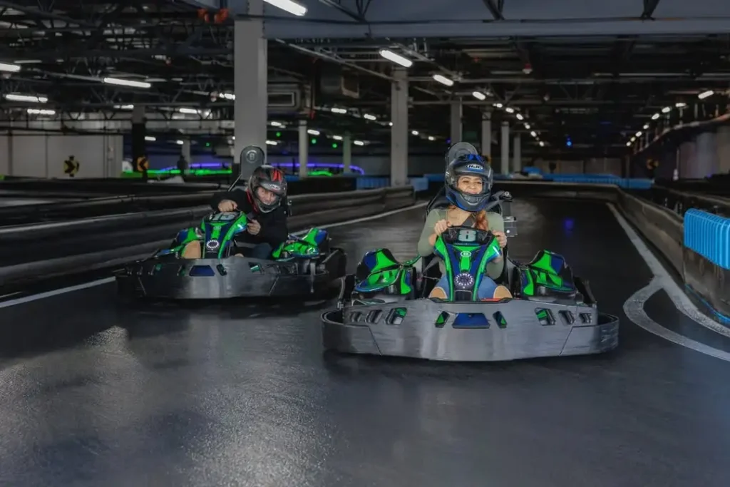 Duas pessoas correndo em kart indoor no Andretti Indoor Karting & Games Orlando