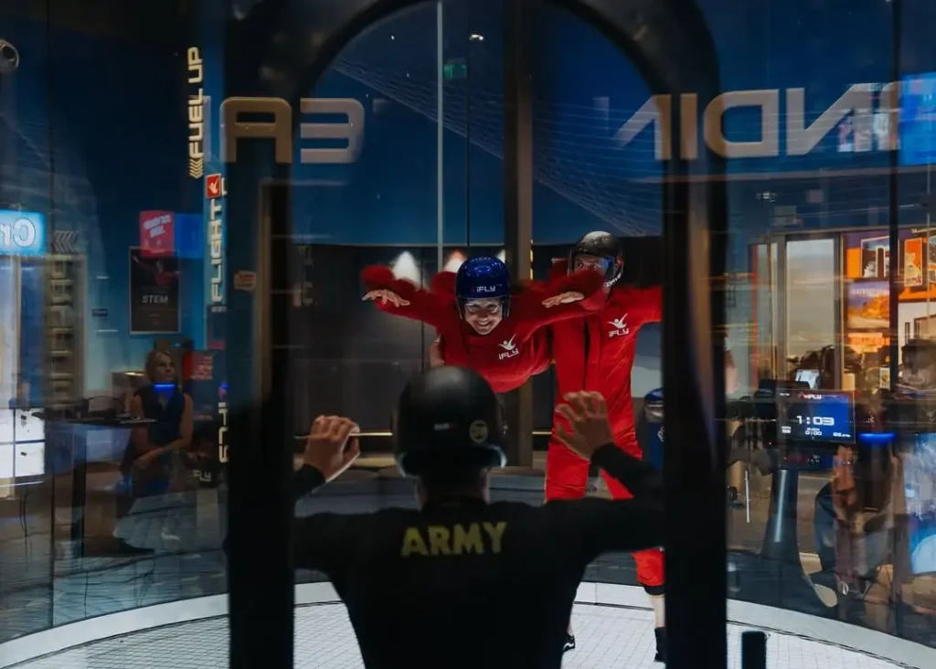 Pessoa aproveitando experiência que simula queda livre no Ifly Indoor Skydiving em Orlando