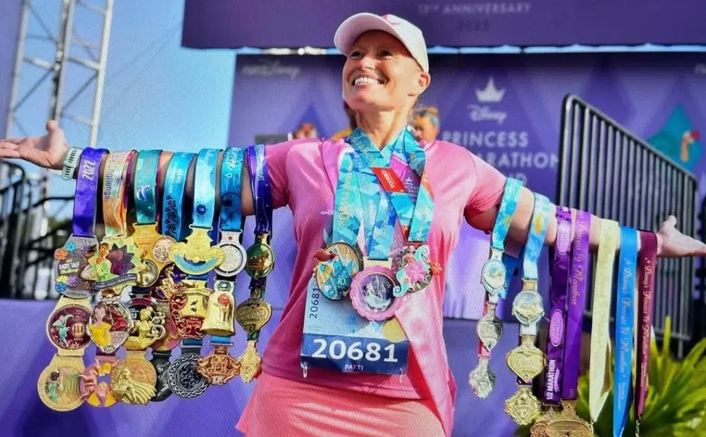 Pessoa com suas medalhas do evento runDisney