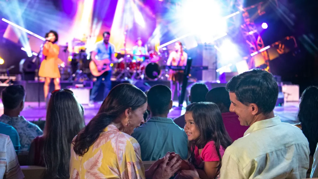 Família aproveitando show do evento EPCOT International Flower & Garden Festival