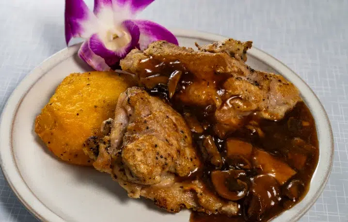 Chicken Marsala, Crispy Polenta Cake da Itália - evento Food and Wine 2025 do Busch Gardens