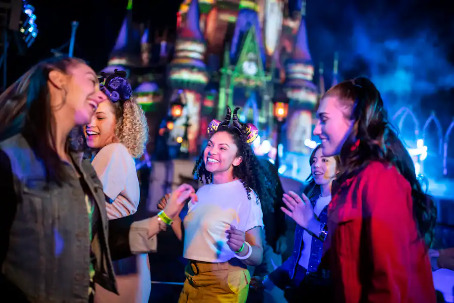 Grupo de pessoas aproveitando o Disney After Hours no Magic Kingdom