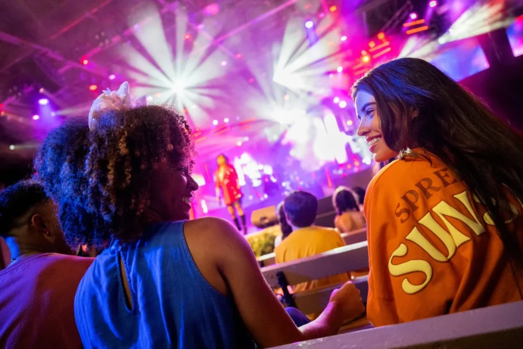 Duas mulheres aproveitando o show do evento EPCOT International Flower & Garden Festival