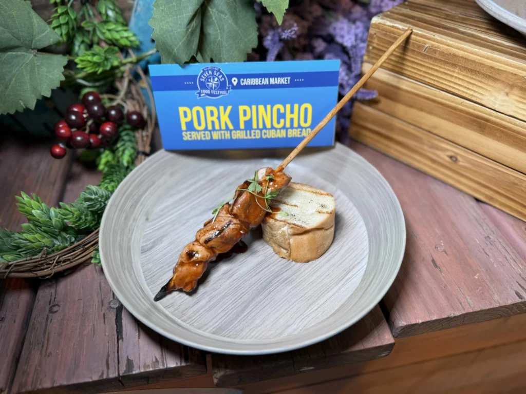 Pork Pincho (comida caribenha) do evento Seven Seas Food Festival 2025 - SeaWorld