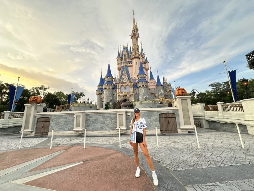 Fê Batista (Orlando Diferente) em frente ao castelo do Magic Kingdom